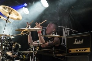 Battle of Drums -kilpailussa toiseksi viime vuoden lopulla sijoittunut kouvolalainen Eetu Pesu nousee lavallel Mänttärin suvun kevätkonsertissa huhtikuusa. Kuva keikalta House of Rock Barista Kouvolasta.
