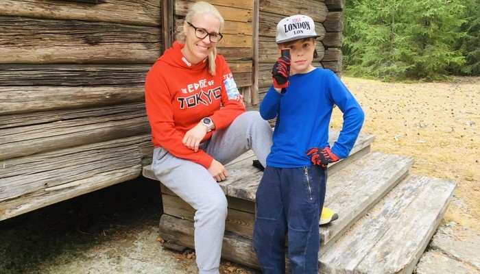 Löytyihän se! Myllykoskelainen Onni Mannari, 10, näyttää Mänttärin sukumuseon alueelta etsintärupeaman jälkeen löytynyttä geokätköpurkkia. Vierellä äiti Suvi Heikkilä. 