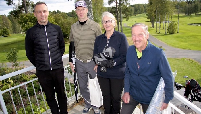 Järjestyksessään 24. sukugolfkisan pistebogey-kisan voittajaksi selvisi Petri Huovi (2. vas.). Toiseksi sijoittui Kari Knuuttila (vas.) ja kolmas oli Kyösti Peltola (oik.). Parhaana naisena palkittiin kokonaiskisan viidenneksi sijoittunut Leena Raudasmaa.