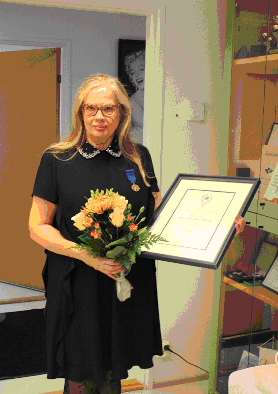 Teollisuusneuvoksetar Päivi Uusitalo on saanut Tasavallan Presidentin myöntämän Suomen Valkoisen Ruusun ansiomitalin kultaristein.