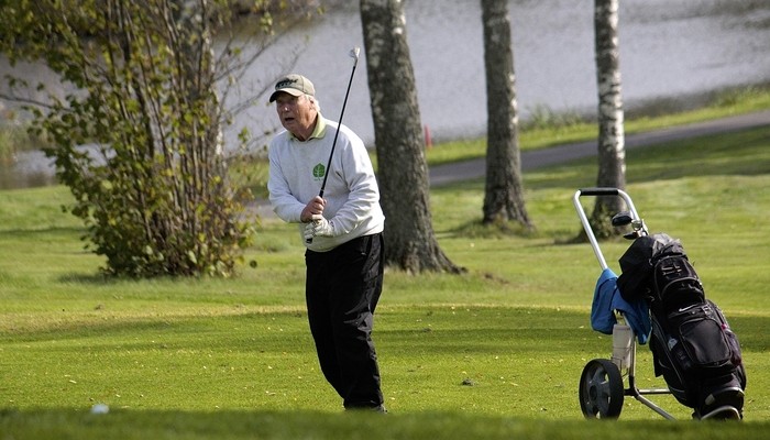 Sukugolfkilpailun toinen perustaja on Jorma Mänttäri, joka jätti viime vuonna järjestelyvastuun seuraajilleen. Mies keskittyy ikänestorina nyt itse kilpailemiseen. Kuva viime vuoden sukugolf-kilpailusta Vantaan Keimolasta.