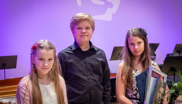 10–14-vuotiaiden sarjan palkintosijoille sijoittuivat Justiina Syrjänen (vas.), Samuel Ahonen ja Siiri Koivunen. Kuva: Petri Hurme/Vinkeä Design Oy