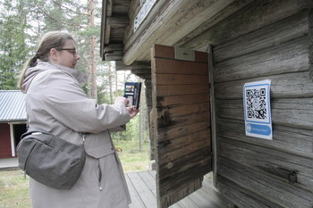 Riina Kuukka-Härmä testasi sukumuseon eMuseo-sovellusta ladatessaan QR-koodin älypuhelimellaan.