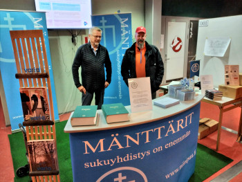 M&auml;ntt&auml;rin Sukuyhdistys ja kotiseutulehti Niinipuu ovat toista kertaa Kuulutko sukuuni -tapahtumassa yhteisosastollaan. Osastoa olivat perjantai-iltana rakentamassa valtuuskunnan puheenjohtaja Olli Sipil&auml; (vas.) ja valtuuskunnan j&auml;sen, suku- ja histor