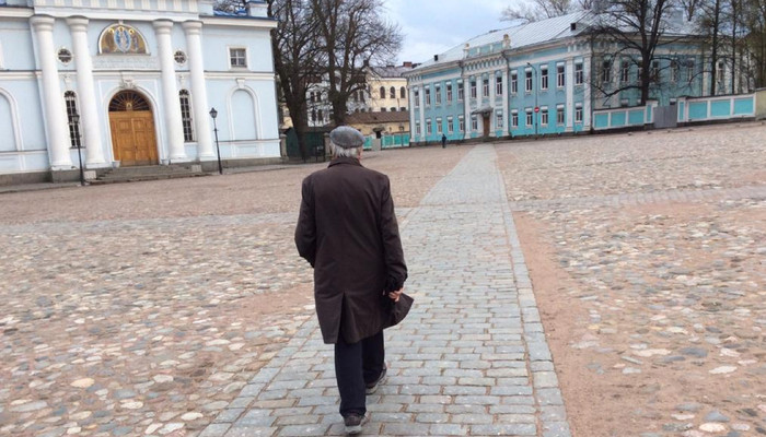 Viipurin lumo säilyi. Matti Mänttäri käveli vuonna 2014 Viipurissa vanhalla koulureitillään.