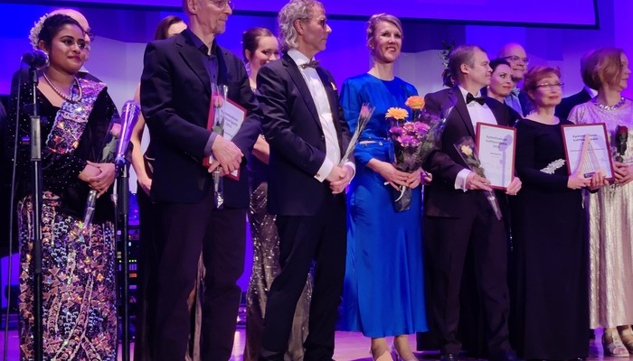 Kouvolalainen luontovalokuvaaja Jari Heikkinen (4. oik.) vastaanotti yhden kulttuurigaalassa jaetuista neljästä kunniamaininnasta. Hänen vierellä tilaisuudessa juhlapuheen pitänyt tiede- ja kulttuuriministeri Sari Multala ja Kymenlaakson kulttuurin tuki ry:n puheenjohtaja Jukka Silén (3. vas.). Kuva: Eetu Pesu 