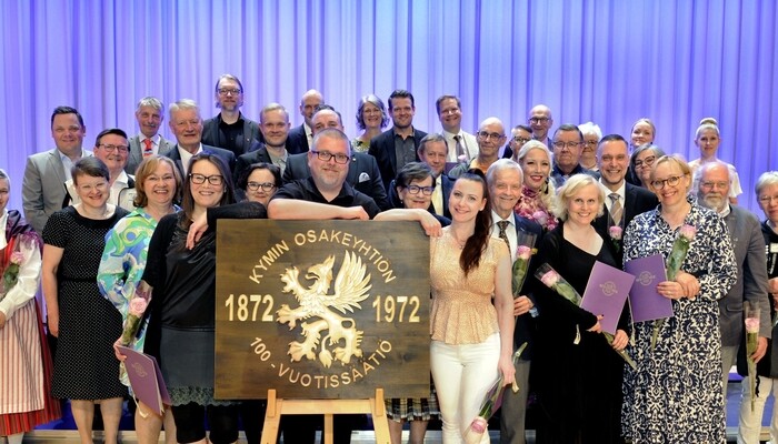 Kymin Osakeyhtiön 100-vuotissäätiö jakoi tänä vuonna yhteensä yli 2,4 miljoonaa euroa 977 hakijalle. Apurahajuhlaa vietettiin Kuusankoskitalossa toukokuun loppupuolella. Kuva: Kymin Osakeyhtiön 100-vuotissäätiö