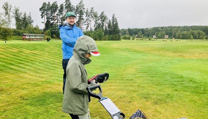 Lahtelainen Leevi Kalllioinen, 10, pyysi isäänsä Leo Kallioista mukaan sukugolf-kilpailuun.