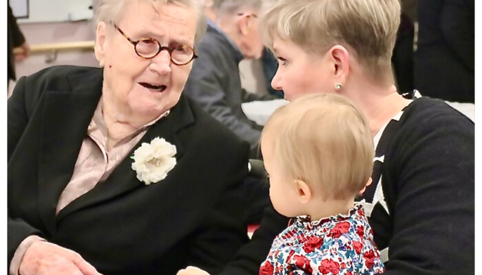 Sirkku Toikka 103-vuotissyntymäpäivillä lapsenlapsensa Helena Aholan kanssa, jolla on sylissä oma lapsenlapsi Matilda.