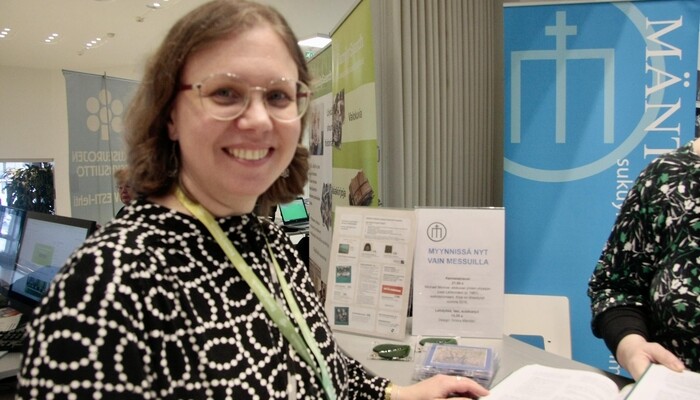 Ammatikseen tutkiva. Laukaassa asuva Heidi Kuosmanen perusti yhden naisen sukututkimusyrityksensä vuonna 2018. Viime helmikuun alussa hän päivysti FamilySearch-organisaation osastolla Sampolan sukututkimuspäivässä Tampereella.