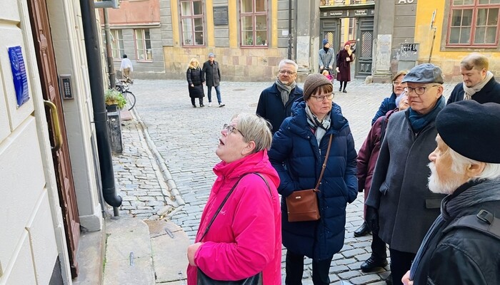 Niinipuu-lehden lukijamatkalaiset vierailivat Tukholmassa talossa, joka toimi Ruotsin säätyvaltiopäivillä talonpoikien kokouspaikkana aina vuoteen 1750 asti. Själagårdsgatan 19:ssä Mänttärin suvun kantaisä Tuomas Abrahaminpoikakin edusti Kymin kihlakunnan talonpoikia vuonna 1668. Kiinteistössä toimii nykyisin Judiska Muséet. Kuvassa Anne Kalliola (vas.), Olli Sipilä, Tarja ja Aki Mänttäri, Leena Morottaja, Tuula Vanhala, Wilhelm Vanhala sekä Markku Huovila.