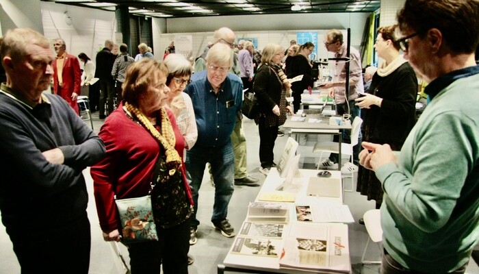 Kotkalaiset Teuvo ja Marja Pätäri poistuivat sukututkimuksen päivän tapahtumasta "aatelisina". He saivat tietää kuuluvansa Pihlhjerta-knaappisukuun. – Tieto yllätti meidät. Ehkä pitää sukunimeen lisätä von-liite, he naurahtivat Kymenlaakson sukututkimusseuran jäsensihteeri Risto Karnaatulle (oik.) ajatuksesta. Vierellä Pohjois-Kymen Sukututkijat ry:n puheenjohtaja Anita Kinanen.