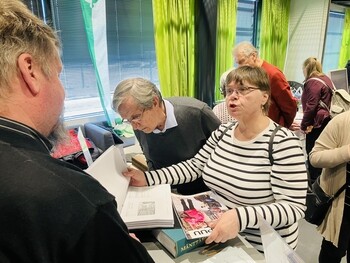 Annika ja Yngve Fredriksson Porvoosta poikkesivat M&auml;ntt&auml;rin Sukuyhdistyksen osastolle, jossa heit&auml; palveli sukututkija Kari-Matti Sahala Pornaisista.