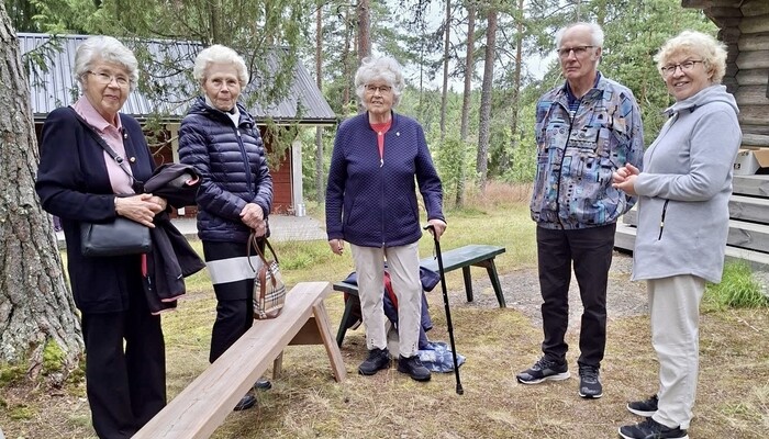 Siskokset Leena Kaukiainen (vas.), Liisa Puustinen ja Eeva Puustinen saivat juttuseuraa kesäseuroissa Juha ja Aila Huovilta.