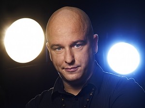 Suositun Tartu Mikkiin -ohjelman juontaja Sami Hintsanen paljastaa Niinipuu-lehdelle, ett&auml; h&auml;n haaveilee julkaisevansa omalla nimell&auml;&auml;n ja omia kappaleitaan sis&auml;lt&auml;v&auml;n &auml;&auml;nitteen.