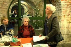 M&auml;ntt&auml;rin suvun 80-vuotishistoriikin kirjoittaja Leena Morottaja esitteli projektia johtokunnalle viime joulukuussa. Aila Huovi ja Aini Rantanen kuuntelivat. Kirjahanke on nyt taittovaiheessa.