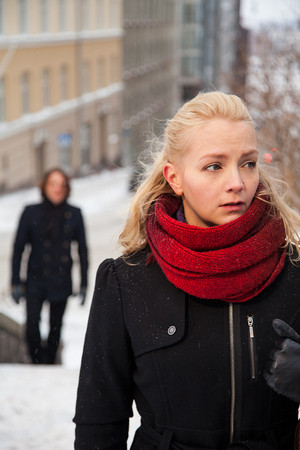 Romanssi-elokuva kertoo sen oikean l&ouml;yt&auml;misest&auml;. Kuvassa elokuvan p&auml;&auml;osan esitt&auml;j&auml;t Elina Reinikka ja taustalla Juha Lagstr&ouml;m.