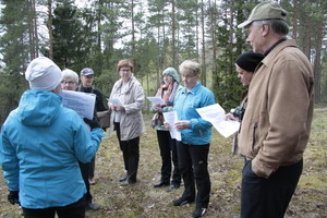 Sukuyhdistyksen johtokunta katsasti juhlapaikan eilen. Kuvassa Sari Riivari (vas.), Anssi Paasivirta, Timo Huovila, Marja-Leena Vainio, Aila Huovi, Kaisu Ven&auml;l&auml;inen, Ari Lehtom&auml;ki ja Erkki M&auml;ntt&auml;ri.