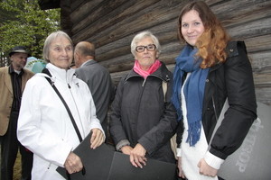 Aira Rutanen (vas.), Leena Laihinen ja Emmi Rutanen odottelivat sukujuhlan alkua Aira Rutasen ja Leena Laihisen is&auml;n kotitilalta Juholasta sukumuseoksi siirretyn aitan vierell&auml;.