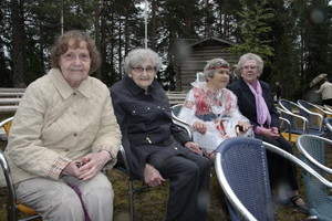 Elsi-Mai Ronkainen (vas.), Maire Hohti, Anja Suomela ja Aini Rantanen olivat mukana jo ensimm&auml;isess&auml; sukujuhlassa vuonna 1934.