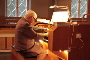 Diplomiurkuri, s&auml;velt&auml;j&auml; Kaj-Erik Gustafsson aloitti konsertin urkuimprovisaatiollaan. H&auml;n my&ouml;s johti sukukuoron kantaesityst&auml; kirkkokonsertin p&auml;&auml;tteeksi.