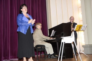 Laadukasta musiikkia. Oopperalaulaja Tiina Sinkkonen esitti Jussi Niilunpalon (piano) ja Juhani Aaltosen (saksofoni) s&auml;estyksell&auml; negrospirituaaleja jazz-hengess&auml;.