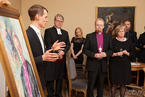 Taiteilija Antti Huovisen (vas.) luoma muotokuva arkkipiispa Kari M&auml;kisest&auml; paljastettiin Turussa t&auml;n&auml;&auml;n.