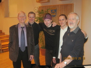 Konserttituokion esiintyjist&auml; Heikki Rosendahl (vas.), Keijo Kumanto, Eetu Pesu, Valter Mets&auml;rinne ja Pertti Mets&auml;rinne ehtiv&auml;t yhteiskuvaan.