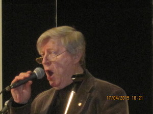 Sanomalehti Etel&auml;-Suomen kirjapainossa ty&ouml;skennellyt laulaja Hannu Purola esitti konsertissa Juha "Watt" Vainion lauluja.