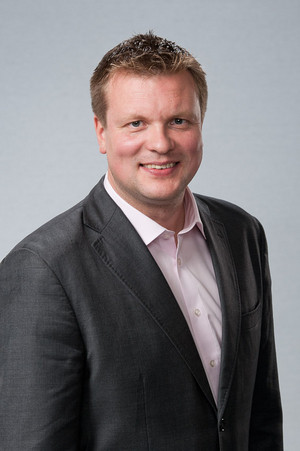 Ville Skinnari (sd.) Lahdesta seuraa is&auml;ns&auml; Jouko Skinnarin jalanj&auml;lki&auml; ja aloittaa uutena kansanedustajana.