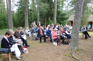Sukuseurat ker&auml;si M&auml;ntt&auml;rinm&auml;elle hein&auml;kuussa noin 50 sukulaista.