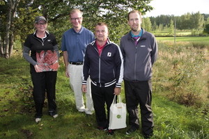 Sukugolfkisan voittoon ylsi Timo Skog (kesk.), toiseksi sijoittui Panu Peltola (oik.) ja kolmas oli Janne j&auml;rvinen. Parhaana naisena palkittiin Virpi Markkanen.
