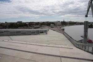 Merikeskus Vellamon estraditasanteelta aukeaa n&auml;kym&auml;n Kotkan kantasatamaan. Horisontissa siint&auml;&auml; Kotkan keskustan siluetti.