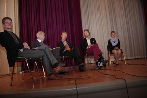 P&auml;&auml;kaupunkiseudun M&auml;ntt&auml;reiden aluetapaamisen paneelikeskustelun puhetta johti Atte Helminen (vas.). Panelisteina olivat Anssi Paasivirta, Ilkka Kantola, Tuomas M&auml;ntt&auml;ri ja Marle Himberg.