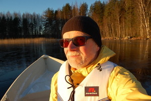 Niinipuu-lehden ex-toimitussihteeri ja valtuuskunnan j&auml;sen soutamassa P&auml;ij&auml;nteell&auml; viime veneilykauden p&auml;&auml;tteeksi 27.12.2015.