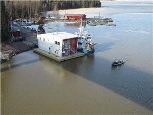 T&auml;lt&auml; n&auml;ytt&auml;&auml; Suomen ensimm&auml;inen kelluva merivartioasema, joka on otettu Porvoon Em&auml;salon sillan kupeessa. Rakennelma perustuu kouvolalaisen yhti&ouml;n kehitt&auml;m&auml;&auml;n innovaatioon.