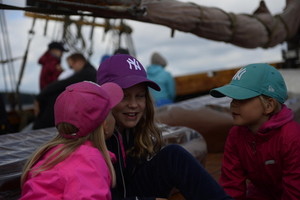 Annakaisa M&auml;ntt&auml;ri sek&auml; kuvassa olevat lapset Annaliina (10), Alma (6) ja Elsa (6) olivat saapuneet Kotkaan Espoosta asti.