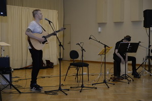 Lauri Yrj&ouml;l&auml; ja Eetu Pesu debytoivat duona M&auml;ntt&auml;rin suvun j&auml;rjest&auml;m&auml;ss&auml; konsertissa Kotkassa t&auml;n&auml;&auml;n.