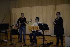 Baccanalus-kamariorkesterissa soittavat Simo Helkala (vas.), Ossi Per&auml;l&auml; ja Piia Pellikainen esiintyiv&auml;t triona M&auml;ntt&auml;rin suvun nuorisotiimin konsertissa.