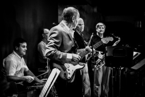Jazz-jamien yhtyeess&auml; soittivat kokeneet muusikot Pertti Mets&auml;rinne, Heikki Rosendahl, Heikki Kauppinen, Hannu Purola, Risto Pellava, Timo Peltola ja Harri Heininen sek&auml; solistina toimi Jussi Mikkola.
