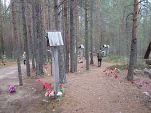 Sandarmohin hautausmaalle haudattiin jopa 80 000 Josif Stalinin aikana teloitettu ihmist&auml;. Laaja alue on nykyisin metsittynyt.