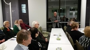 Kouvolalainen Veino Vakkari muisteli P&auml;ij&auml;t-H&auml;meen M&auml;ntt&auml;reiden tapaamisessa menneiden vuosien Lahden Salpaussel&auml;n kisoja.