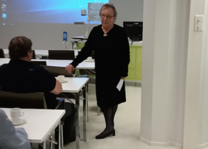 Kouvolalainen Eila Korjala esitti illan esitysten v&auml;leiss&auml; runoja ihmisen el&auml;m&auml;st&auml; ja yst&auml;vyydest&auml;.