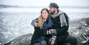 Helsingin Kaupunginteatterin juhlamusikaalin, Myrskyluodon Maijan, p&auml;&auml;parina n&auml;hd&auml;&auml;n Laura Alaj&auml;&auml;ski ja Aaro Wichmann.