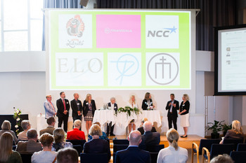 Kest&auml;v&auml;n kehityksen toimenpidesitoumuksen nelivuotisjuhlaa vietettiin Finlandia-talossa viime keskiviikkona. M&auml;ntt&auml;rit n&auml;kyiv&auml;t tilaisuudessa.