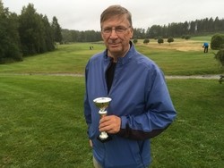 Kouvolalainen Timo Ukkola on kaikkien aikojen menestynein sukugolffari seitsem&auml;ll&auml; voitollaan. Ukkolalle ojennettiin V&auml;&auml;ksyss&auml; juhlavuoden pokaali.