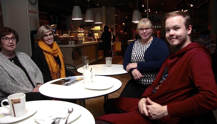 Mänttärin suvun kouvolalaisnuoret Verna Sydänmaanlakka (2. vas.), Emilia Mänttäri ja Eetu Pesu kokoontuivat paikallisessa kahvilassa pohtimaan suvun nuorten toimintaa yhdessä nuorisovastaava Marja-Leena Vainion kanssa.