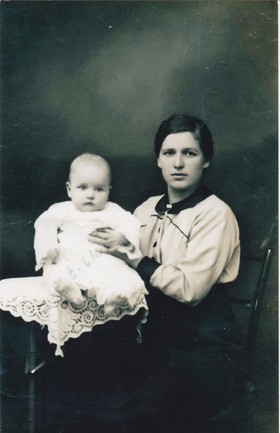 Kuva 11: Äiti ja pieni vauva.