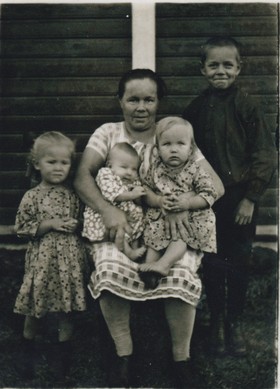 Kuva 12: Äiti ja kolme lasta.