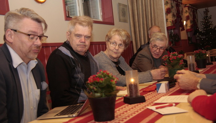 Mänttärin Sukuyhdistyksen valtuuskunnan puheenjohtajana toimiva Olli Sipilä (vas.) osallistuu sukuyhdistyksen johtokunnan kokouksiin. Kuvassa vierellä johtokunnan varapuheenjohtaja Ari Lehtomäki ja puheenjohtaja Kaisu Venäläinen sekä valtuuskunnan puheenjohtaja Anssi Paasivirta (oik.).